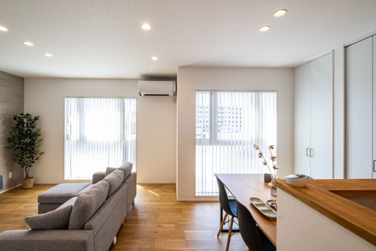 白×木目のナチュラルリビング