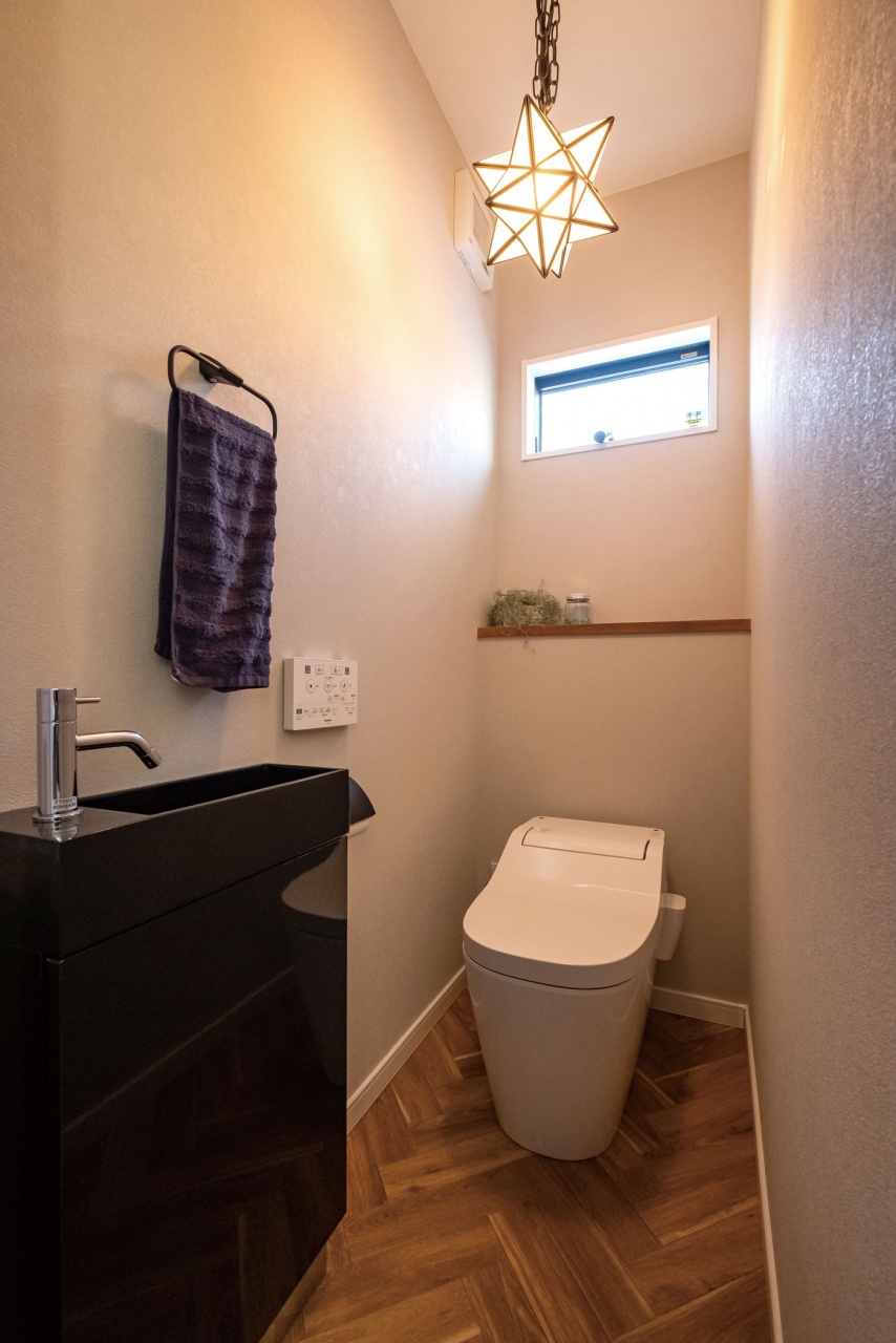 星形照明とブラックの手洗い器