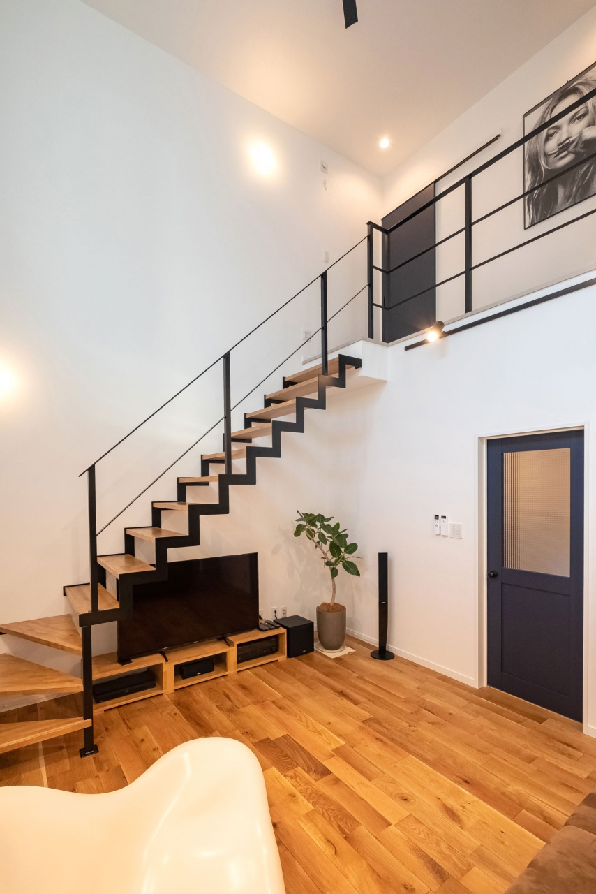 吹き抜けを通るアイアン階段