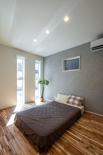 縦スリット窓の寝室