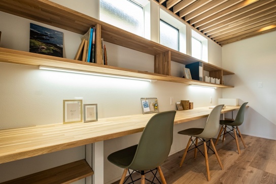 カフェや図書館を連想させるスタディスペースは造作で。天井の材木は職人さんが均等に幅や感覚を加工