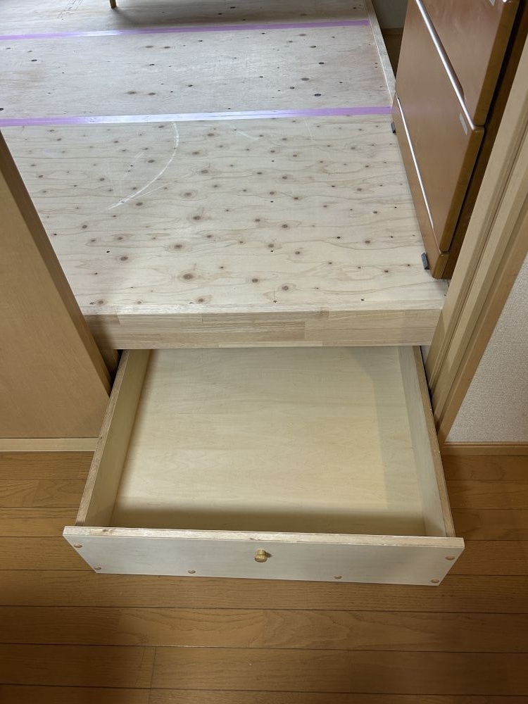 小上がりの下部は収納に