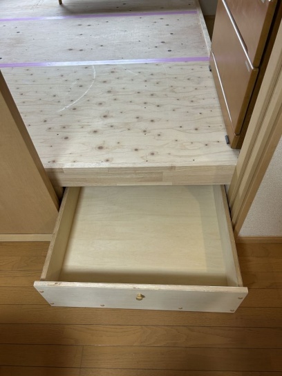 小上がりの下部は収納に