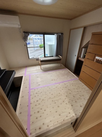 小上がりの縁に腰かけてピアノを弾ける