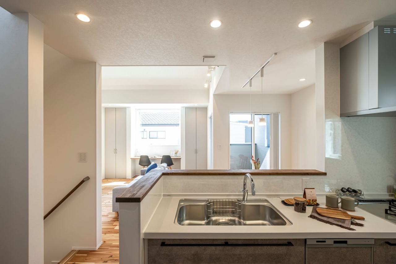 キッチンからカウンターで勉強するお子様と会話ができる