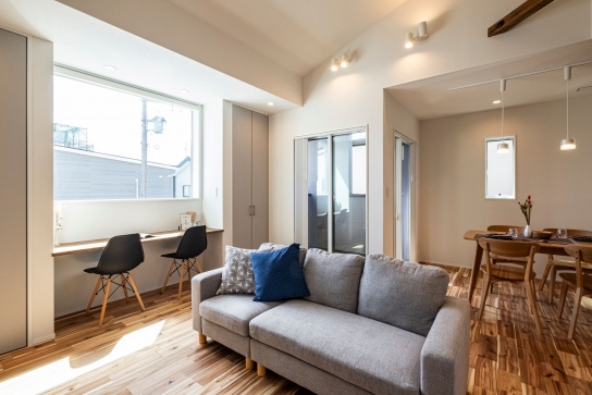 無垢フローリング（アカシア）を採用