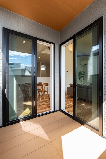 リビングから続くバルコニー