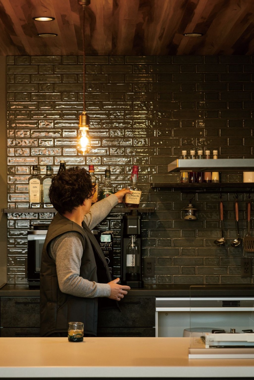 キッチンをバー風にアレンジ。背面のオープン棚にお酒をディスプレイ