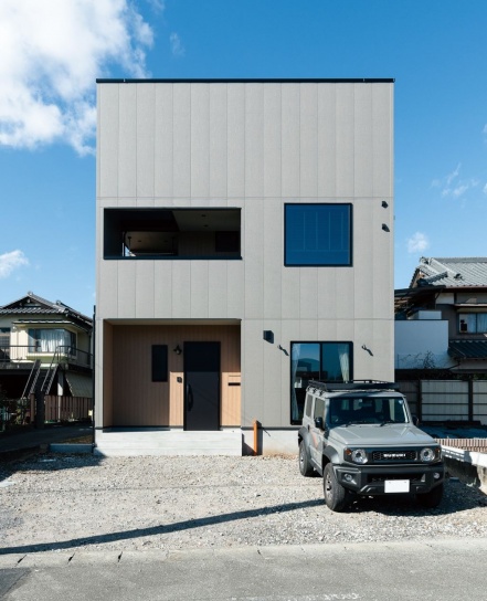 形・開口部とも四角形で揃えた外観