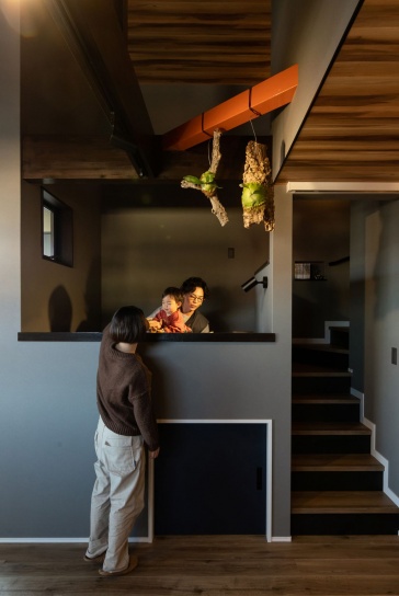 見学会で見て取り入れたワークスペース。LDKからロフトに上がる階段の途中に