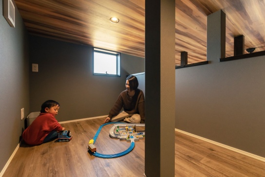 収納力のあるロフト。今はお子様と遊ぶ空間として活躍。