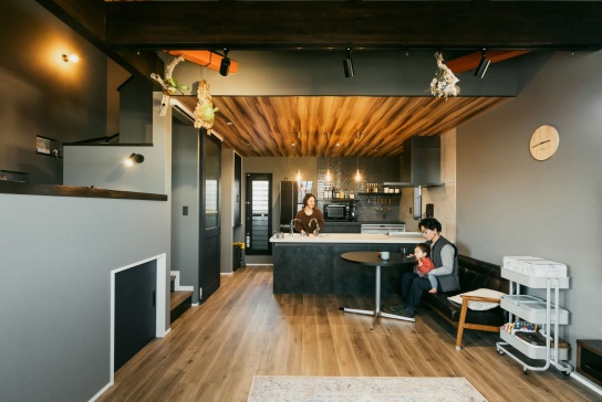 木目の床と天井に、品の良いグレーの壁をコーディネート