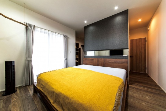 寝室はベッドの壁がウォークインクローゼットとの仕切りを兼ね、ベッドを中心に回遊できる。