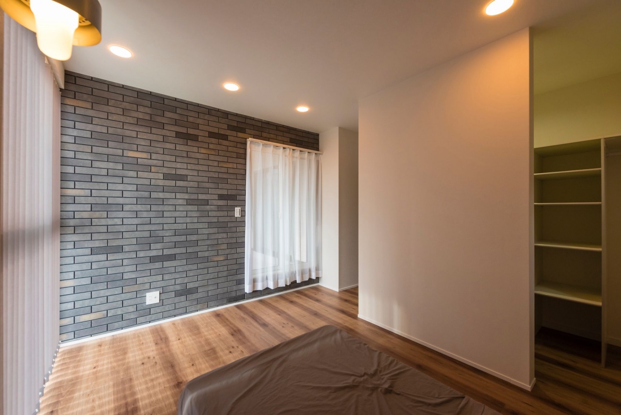寝室には、外壁、リビングと同じレンガを用いて、家全体のデザインに統一感を