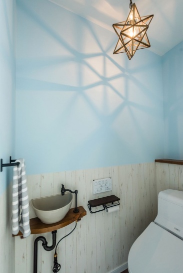 トイレの壁紙や照明にもこだわり居心地の良い空間に