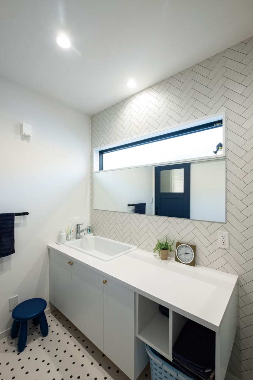 「快乾空間」からアイデアをもらって広めに作った洗面室。白で統一しつつも2種類の柄を使うことで単調になりすぎない