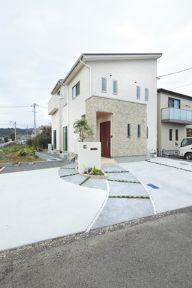 中二階大収納の ある家