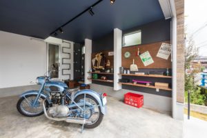 ガレージ　住宅施工事例　駐車スペース　家づくり　車　バイク